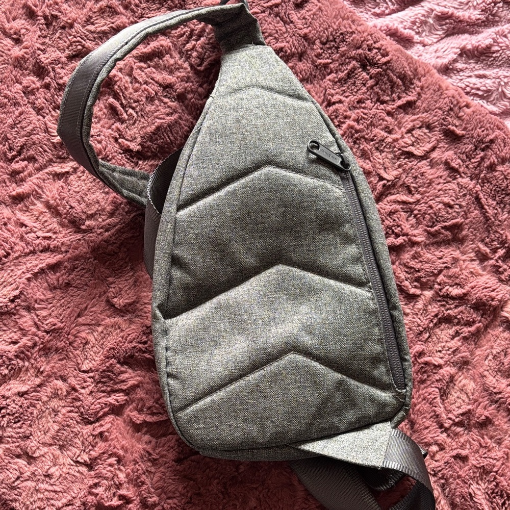 LIKE NEW! Vera Bradley Gray Crossbody Sling Bag - Picture 8 of 10